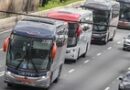 Donos de empresas de ônibus fretados protestam; Guedes critica “barulheira”