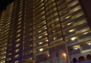 Homem morre após pular de paraquedas do 14º andar de hotel nos EUA