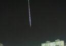 Meteoro deixa rastro vertical no céu ao cair sobre lagoa no RS; veja vídeo
