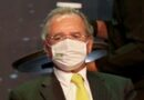 Ministro da Economia Paulo Guedes é vacinado contra a covid-19