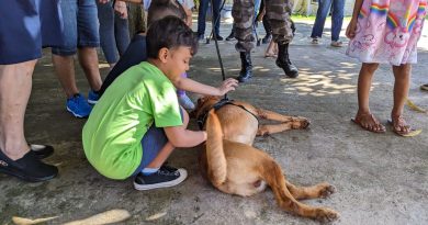 Crianças autistas participam de sessão de terapia com cães do Bope em Macapá